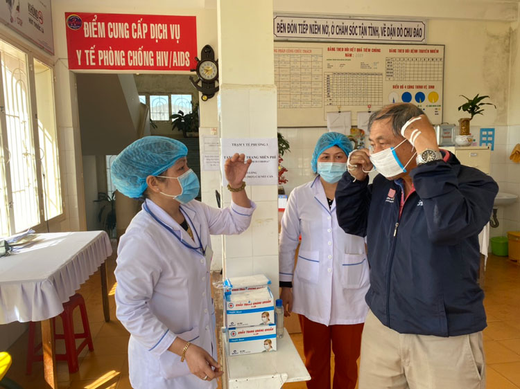 Trạm y tế Phường 3, TP Đà Lạt phát miễn phí khẩu trang y tế cho người dân