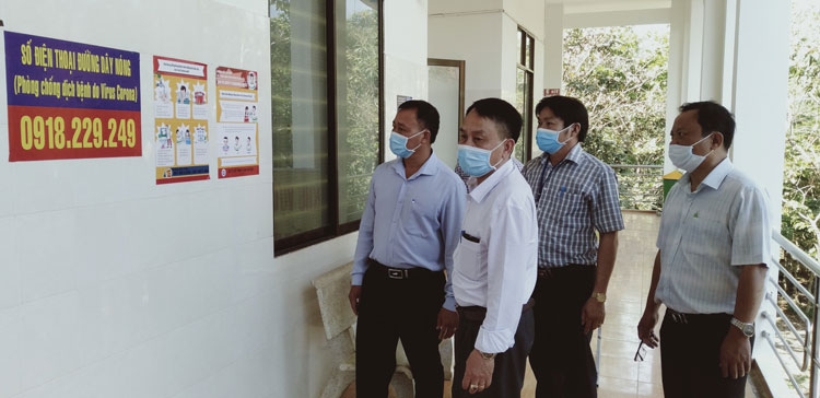 Phó Giám đốc Sở Y tế Lâm Đồng Trịnh Văn Quyết cùng đoàn kiểm tra công tác phòng chống nCoV tại Trung tâm Y tế Cát Tiên. Ảnh: Mai Lan