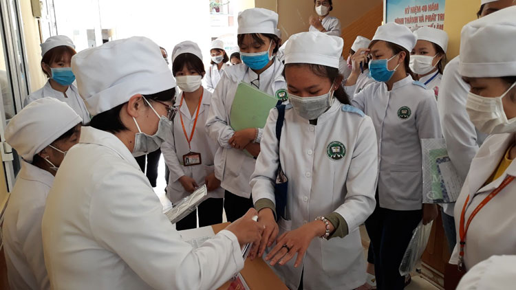 Sinh viên Trường CĐYT Lâm Đồng rửa tay sát khuẩn, đeo khẩu trang khi vào lớp