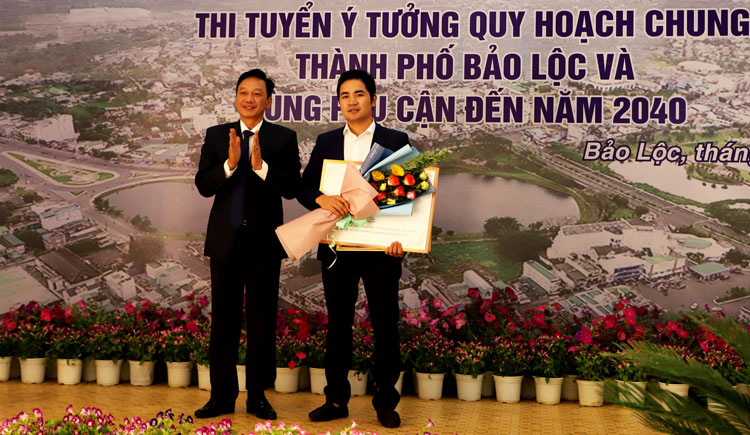Ông Lê Quang Trung – Giám đốc Sở Xây dựng trao giải ba cho Liên danh Viện Quy hoạch đô thị và nông thôn Quốc gia (VIUP) và Công ty RUA