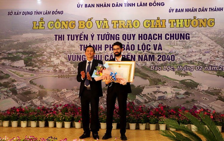 Ông Đoàn Kim Đình – Chủ tịch UBND TP bảo Lộc trao chứng nhận cho đơn vị có ý tưởng tham gia Cuộc thi ý tưởng quy hoạch chung TP Bảo Lộc và vùng phụ cận đến năm 2040