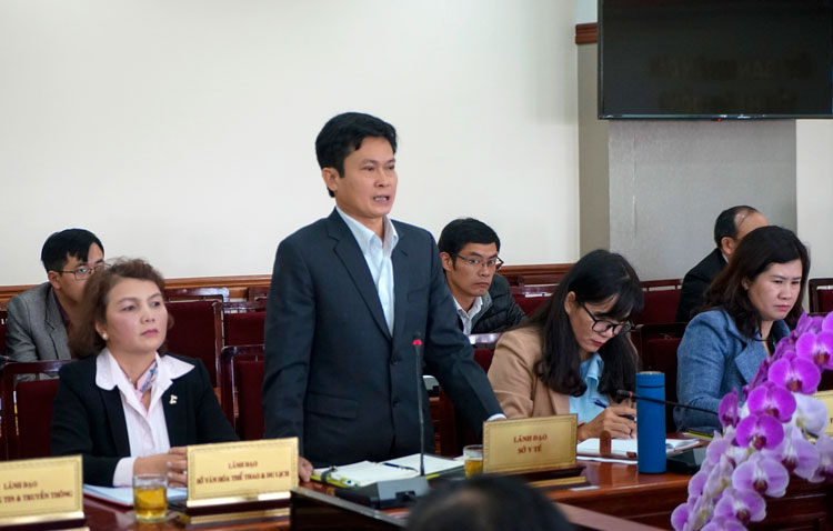 Giám đốc Sở Y tế Nguyễn Đức Thuận báo cáo những vấn đề của công tác phòng chống dịch Covid-19 thời gian qua