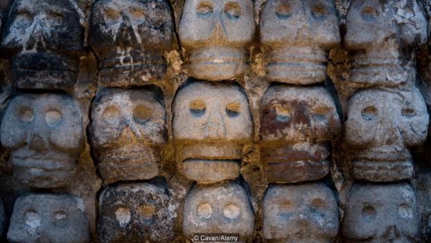 Hộp sọ của những người bị hiến tế được người Mexica trưng bày trong những chiếc kệ gỗ dài 35 cm