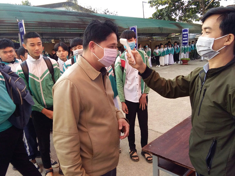 Giáo viên, học sinh, sinh viên Bảo Lộc được kiểm tra sức khỏe bằng máy đo thân nhiệt khi tới trường