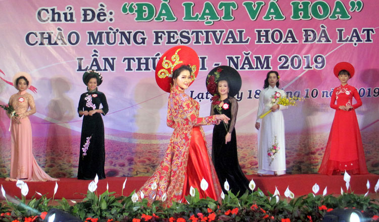 Phụ nữ Đà Lạt tham gia hội thi Duyên dáng áo dài theo chủ đề Đà Lạt và Hoa