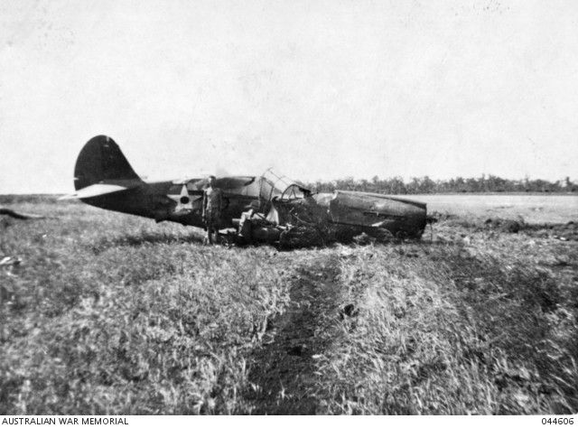 Một máy bay P-40E của Không quân Mỹ bị phá hủy. Ảnh Australia War Memorial