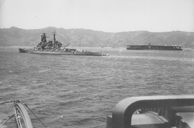 Tàu chiến của Hải quân Nhật Bản Kirishima (phía trước) và tàu sân bay Akagi (phía sau), năm 1939