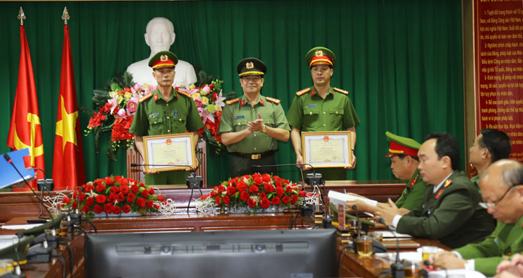 Giám Đốc Công an tỉnh Lê Vinh Quy trao Bằng khen của Chủ tịch UBND tỉnh cho 2 cá nhân có thành tích xuất sắc