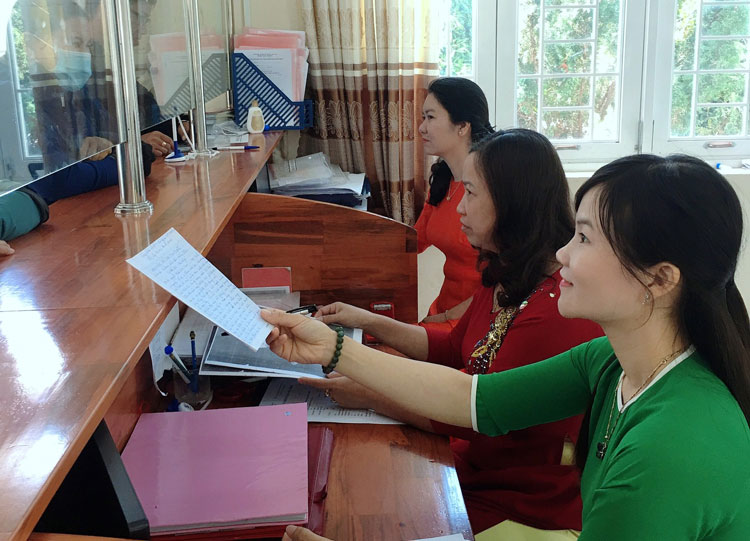 Hội viên Hội Phụ nữ phường B’Lao, TP Bảo Lộc mặc áo dài trong giờ làm việc hưởng ứng “Tuần lễ Áo dài” Việt Nam 2020