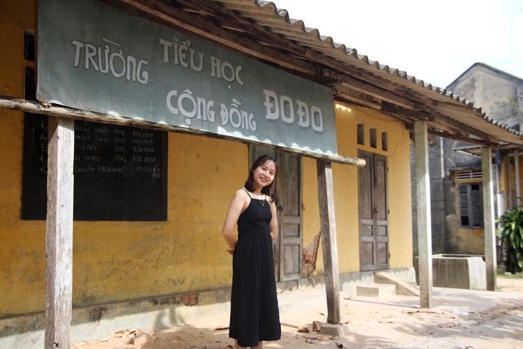 “Trường Tiểu học Cộng đồng Đo Đo” hiện là trụ sở của HTX Dịch vụ Nông nghiệp Phú Thuận thuộc thôn Hà Cảng. Ngôi trường này trở nên nổi tiếng từ sau khi bộ phim “Mắt biếc” lên sóng và trở thành điểm đến thu hút rất đông du khách