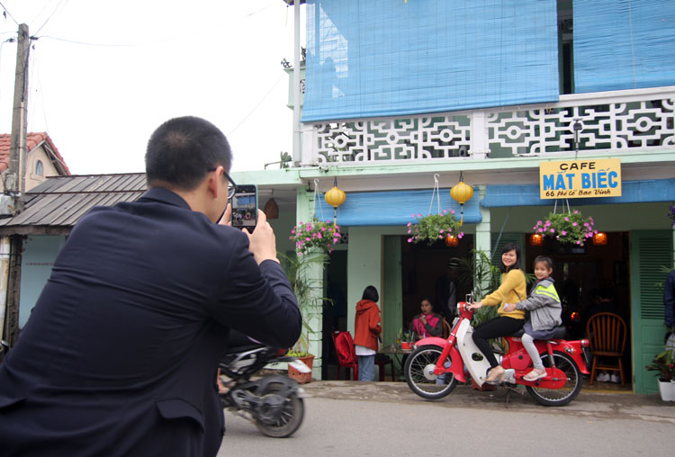 Ngôi nhà tại địa chỉ 66 Phố cổ Bao Vinh – nơi mà nhân vật Hà Lan sinh sống trong những ngày lên thành phố học, nay đã được chủ nhân ngôi nhà biến thành quán cà phê mang tên Mắt Biếc
