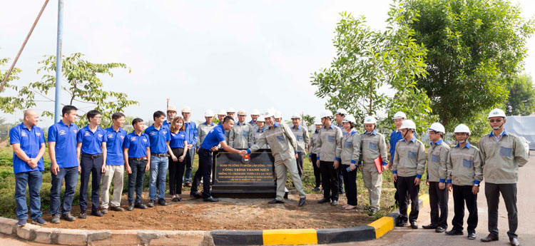 Gắn biển Công trình “Trồng và chăm sóc vườn cây ăn trái tại Phân xưởng Nguyên liệu” của Đoàn Thanh niên chào mừng Đại hội Đảng bộ Công ty Nhôm Lâm Đồng – Vinacomin