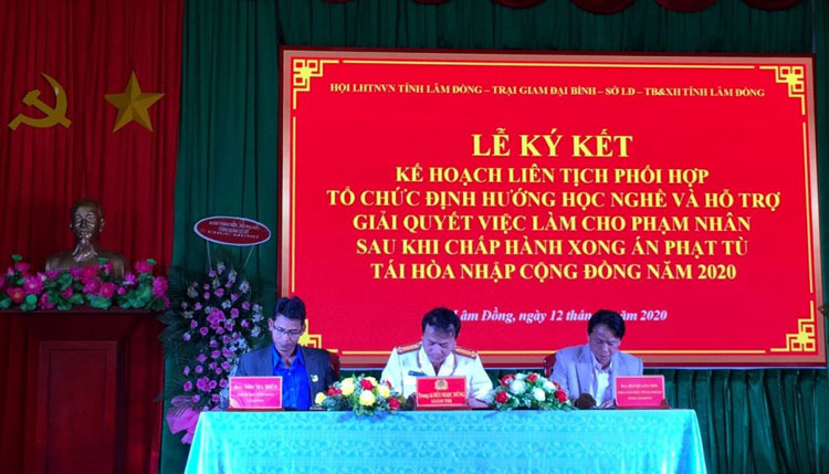 Đại diện Trại giam Đại Bình, Hội Liên hiệp Thanh niên Việt Nam tỉnh, Sở Lao động Thương binh và Xã hội tỉnh ký kết thực hiện kế hoạch liên tịch