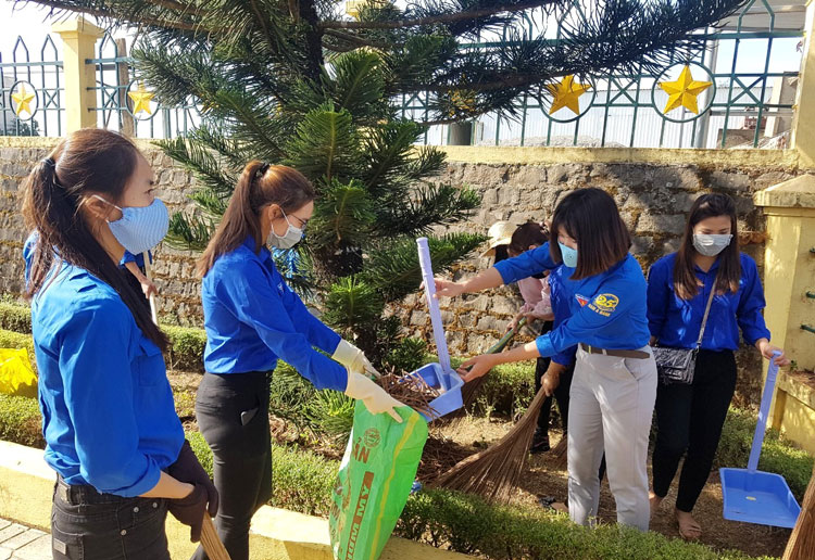 Lực lượng ĐVTN Bảo Lộc tham gia thu gom rác bảo vệ môi trường