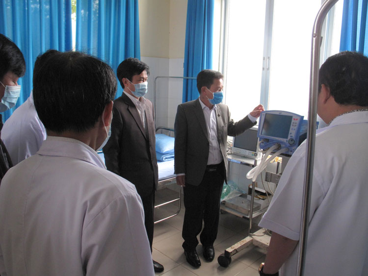 Lãnh đạo UBND tỉnh kiểm tra bên trong phòng cách ly điều trị dành cho bệnh nhân Covid-19 nặng thở máy tại Bệnh viện Đa khoa Lâm Đồng