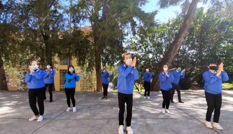 Màu áo xanh của Đoàn viên thanh niên thành phố Đà Lạt hòa cùng những động tác sôi động của Vũ điệu rửa tay