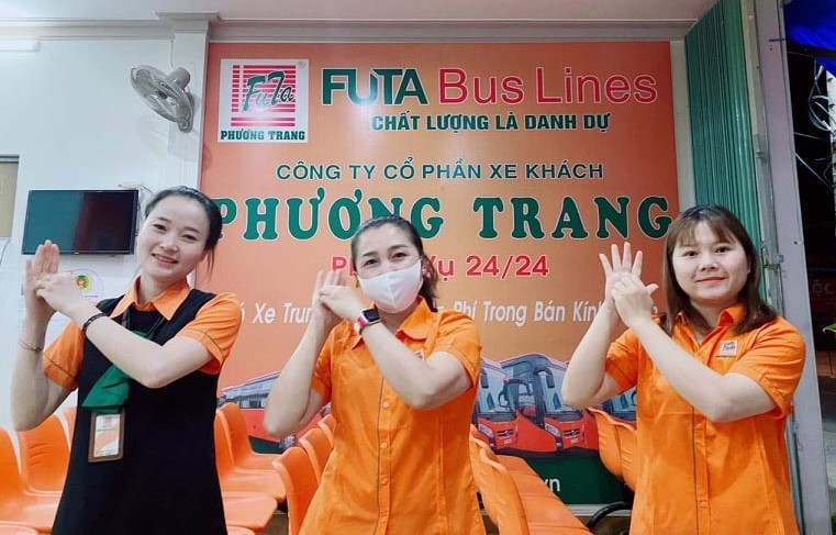 Nhân viên Công ty Phương Trang tại văn phòng Đơn Dương tập luyện để thực hiện video nhảy Vũ điệu rửa tay