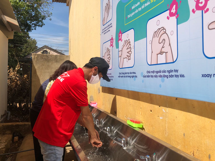 Lắp đặt hệ thống vòi rửa tay tại trường tiểu học Tân Nghĩa 2