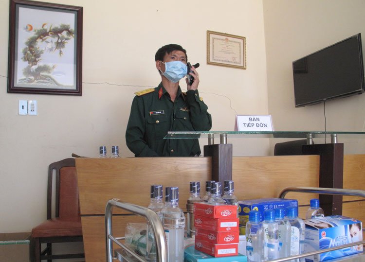 Bác sỹ Trần Văn Lao - Trưởng Bệnh xá H32, Bộ Chỉ huy Quân sự tỉnh đang kết nối thông tin liên lạc chuẩn bị đón người về từ vùng dịch để cách ly tập trung tại cơ sở H32