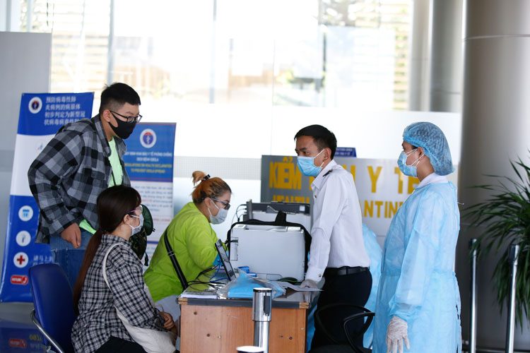 4 hành khách Việt Nam bay từ Malaysia và Thái Lan về sân bay Liên Khương được kiểm tra dịch tễ trước khi được đưa đi cách ly 14 ngày tại cơ sở cách ly của Bộ CHQS tỉnh Lâm Đồng tại xã Ninh Gia chiều 18/3