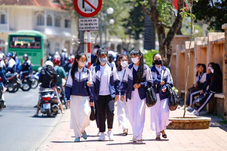 Học sinh các trường THPT trên địa bàn TP Đà Lạt đeo khẩu trang phòng, chống dịch bệnh khi tan học. Bên cạnh đó, vẫn còn nhiều học sinh chưa chấp hành tốt quy định