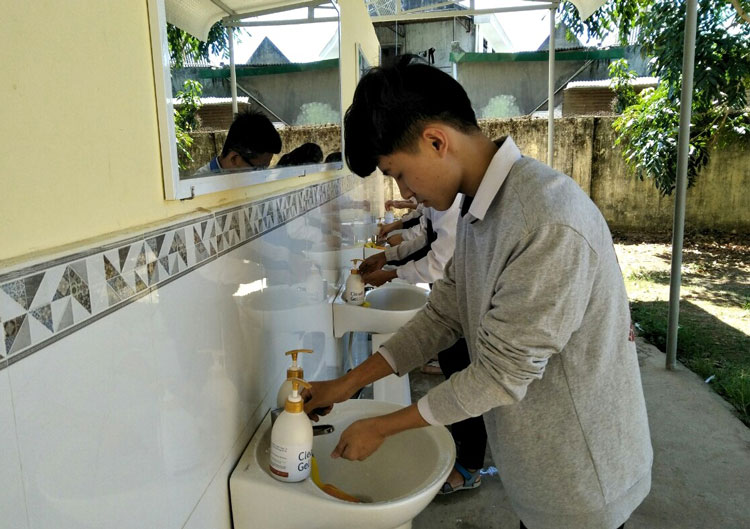 Học sinh tại các trường THPT trên địa bàn huyện Bảo Lâm luôn chấp tốt việc rửa tay giữ gìn vệ sinh khi đến trường