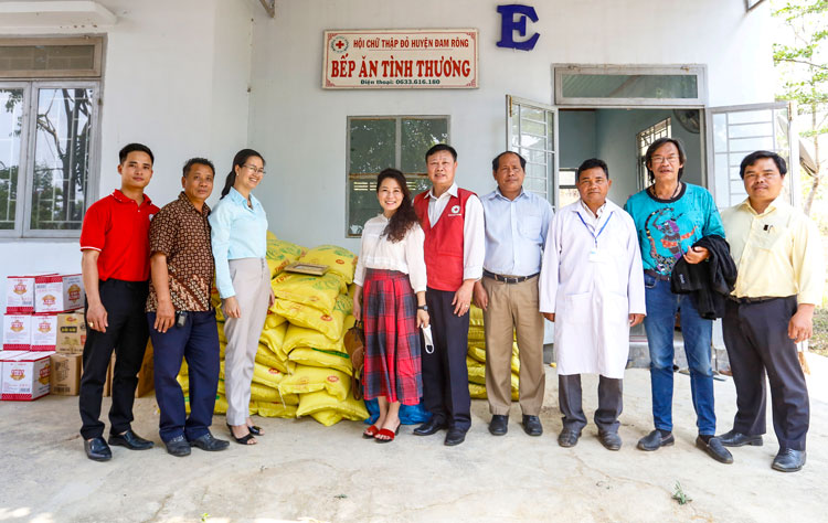 Hội Chữ thập đỏ tỉnh Lâm Đồng phối hợp cùng các nhà hảo tâm tại Đà Lạt trao nhu yếu phẩm cho Bếp ăn tình thương Trung tâm Y tế huyện Đam Rông