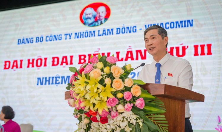 Đồng chí Vũ Minh Thành - Bí thư Đảng ủy, Giám đốc Công ty Nhôm Lâm báo cáo kiểm điểm Ban Chấp hành Đảng bộ Công ty khóa II