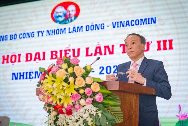 Đồng chí Khuất Mạnh Thắng – Phó Bí thư thường trực Đảng ủy Tập đoàn   Công nghiệp Than Khoáng sản Việt Nam phát biểu tại Đại hội