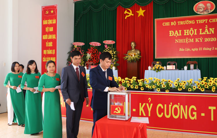 Các đại biểu bổ phiếu bầu Ban Chi ủy Chi bộ Trường THPT Chuyên Bảo Lộc khóa mới