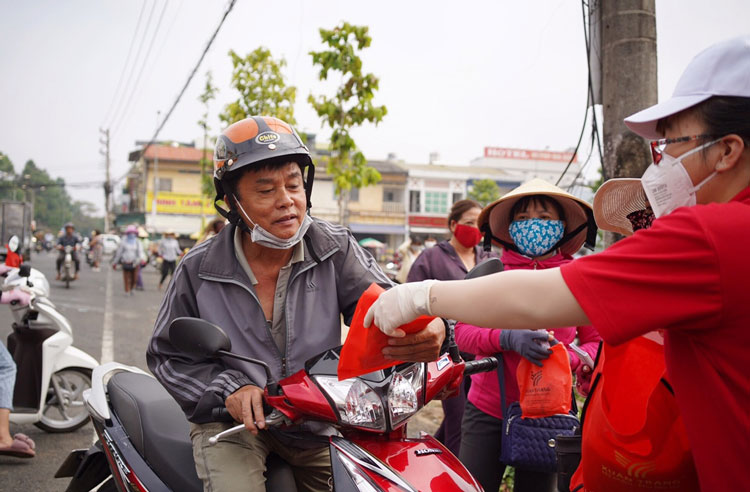 Công ty Mỹ phẩm Xuân Trang phát khẩu trang và dung dịch rửa tay miễn phí cho người dân TP Bảo Lộc