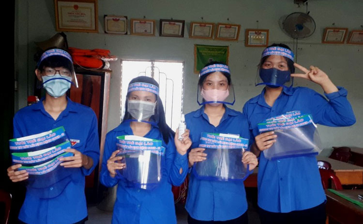 Thanh niên Đại Lào làm nón kính tặng các lực lượng phòng, chống dịch Covid-19