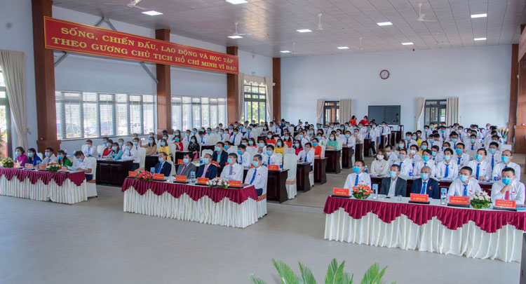 Đại biểu tham dự Đại hội lần thứ III Đảng bộ Công ty Nhôm Lâm Đồng – Vinacomin tuân thủ việc đep khẩu trang trong suốt thời gian diễn ra đại hội