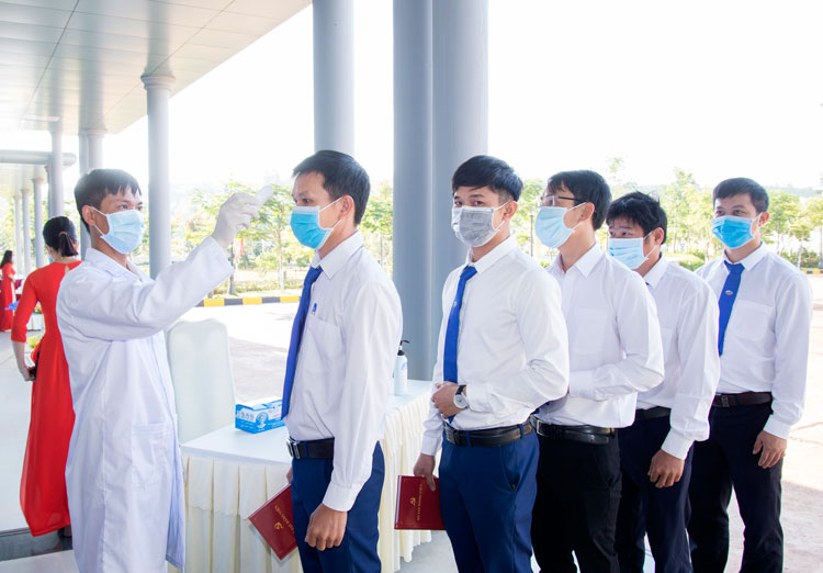 Đo thân nhiệt cho các đại biểu trước khi vào dự Đại hội đại biểu lần thứ III Đảng bộ Công ty Nhôm Lâm Đồng – Vinacomin