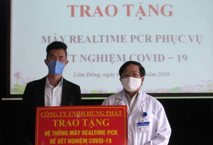 BSCKII Nguyễn Quốc Minh - Giám đốc Trung tâm Kiểm soát bệnh tật Lâm Đồng tiếp nhận bảng tượng trưng tài trợ máy xét nghiệm Realtime PCR của Công ty TNHH Hùng Phát