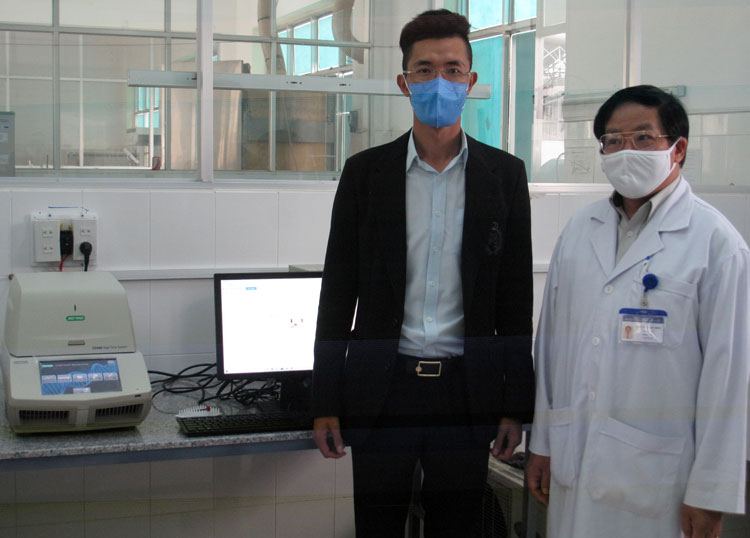 Lãnh đạo Trung tâm Kiểm soát bệnh tật Lâm Đồng và đơn vị tài trợ Giám đốc Công ty TNHH Hùng Phát bên máy xét nghiệm Realtime PCR