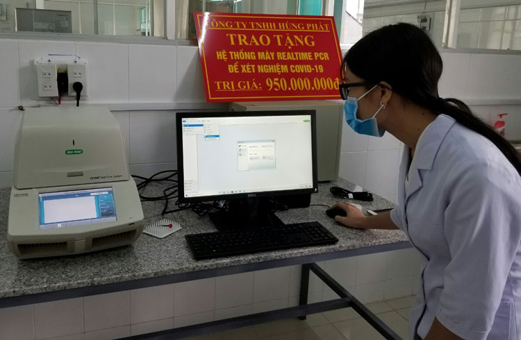 Kỹ thuật viên xét nghiệm của Trung tâm Kiểm soát bệnh tật Lâm Đồng vận hành hệ thống máy xét nghiệm Realtime PCR