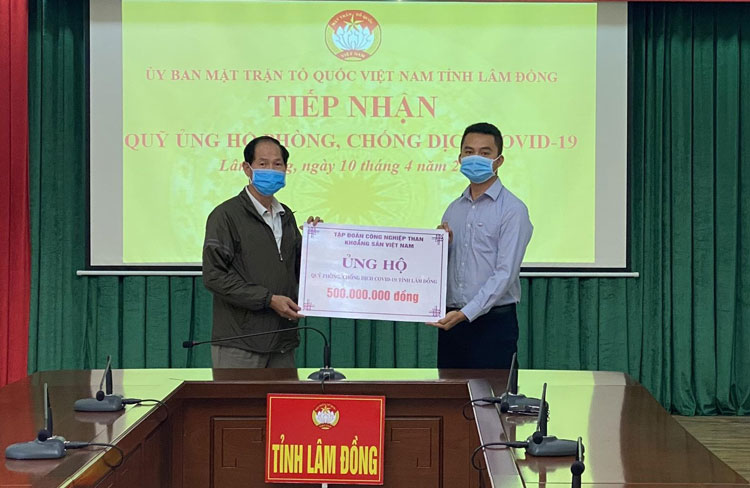 Đại diện Tập đoàn Công nghiệp Than - Khoáng sản Việt Nam trao biểu trưng số tiền 500 triệu đồng cho Quỹ phòng chống dịch Covid-19 tỉnh Lâm Đồng