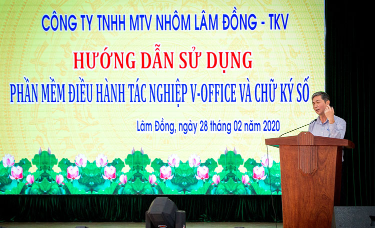 Ông Vũ Minh Thành - Bí thư Đảng ủy, Giám đốc Công ty Nhôm Lâm Đồng-TKV triển khai phần mềm V-Office và chữ ký số trong toàn Công ty