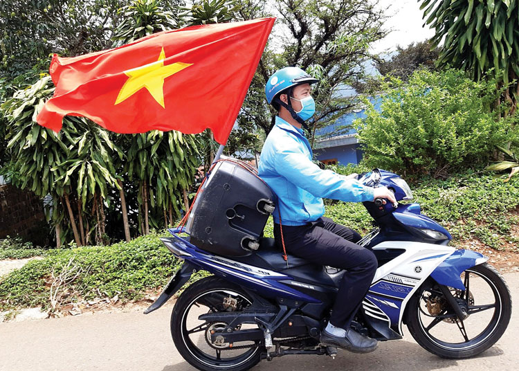 Anh Nguyễn Văn Thắng chở theo chiếc loa di động đi đến mọi cung đường trên địa bàn phường B’Lao tuyên truyền phòng, chống dịch COVID-19.