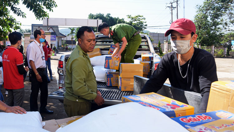Chuẩn bị những phần quà để chia sẻ đến người dân tại xã Tà Nung