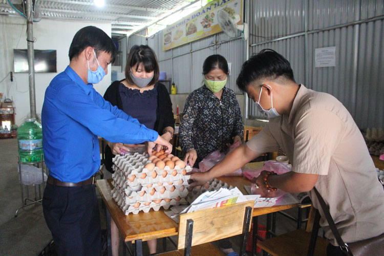 Đoàn viên, thanh niên thị trấn Liên Nghĩa hỗ trợ chia trứng thành từng bịch để tặng cho người nghèo