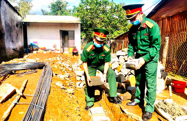 Ban CHQS TP Bảo Lộc đặt móng khởi công xây dựng nhà “Tình nghĩa quân - dân” cho gia đình ông K’Bảih