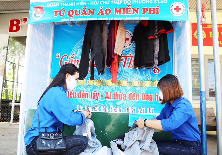 Các bạn đoàn viên, thanh niên phường B’Lao tiếp lửa cho tủ quần áo từ thiện
