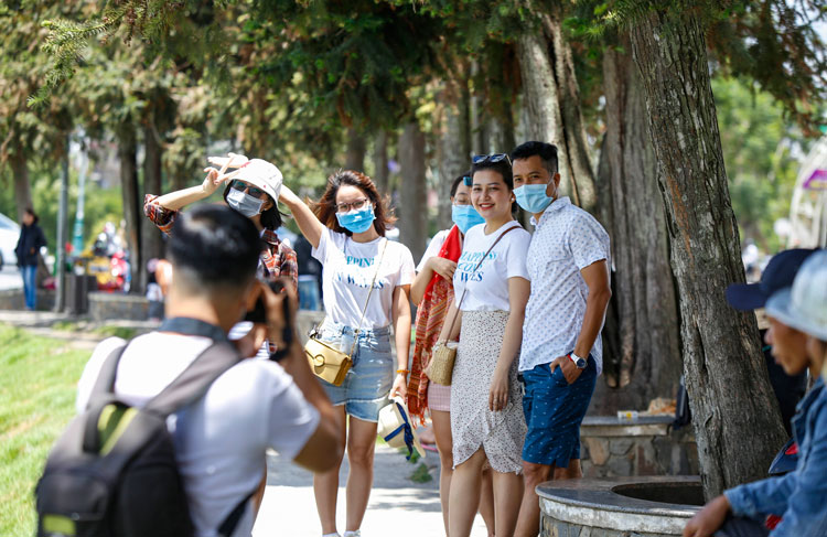  Du khách chụp ảnh lưu niệm khu vực trung tâm TP Đà Lạt