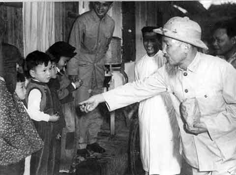 Bác Hồ chia kẹo cho thiếu nhi thị xã Cao Bằng trong chuyến thăm tỉnh Cao Bằng ngày 21/2/1961. Ảnh: Bảo tàng Lịch sử quốc gia