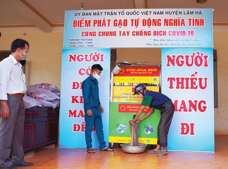 UBMTTQ huyện Lâm Hà tổ chức “Cấp phát gạo miễn phí bằng máy ATM gạo” cho hộ nghèo