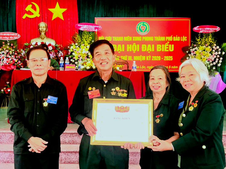 Hội Cựu TNXP TP Bảo Lộc đón nhận Bằng khen của Trung ương Hội Cựu TNXP Việt Nam trao tặng