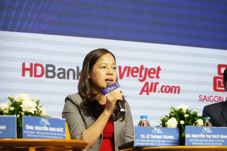 Phó Tổng giám đốc Vietjet Nguyễn Thị Thúy Bình phát biểu tại hội thảo