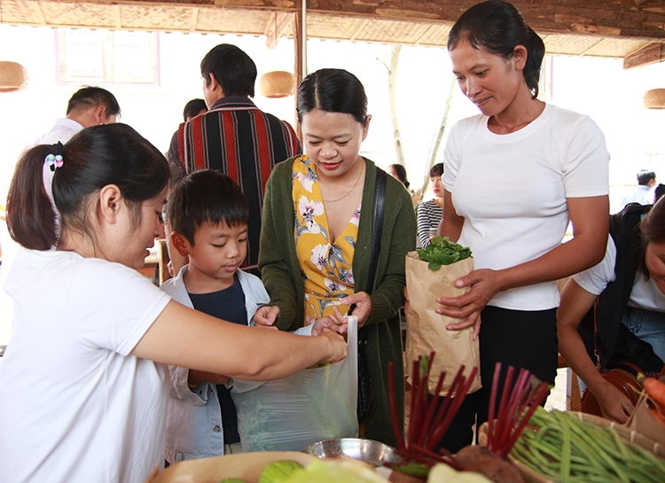 Các gian hàng ở Phiên chợ nông sản hữu cơ hoàn toàn không sử dụng túi nilong